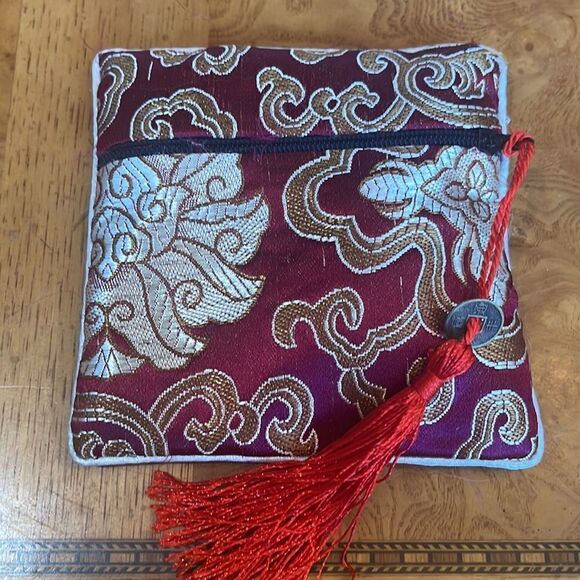 CRYSTAL HEART Faceted Deep Red Paperweight in - Picture 11 of 16